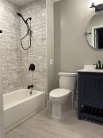 Tiled bathtub surround